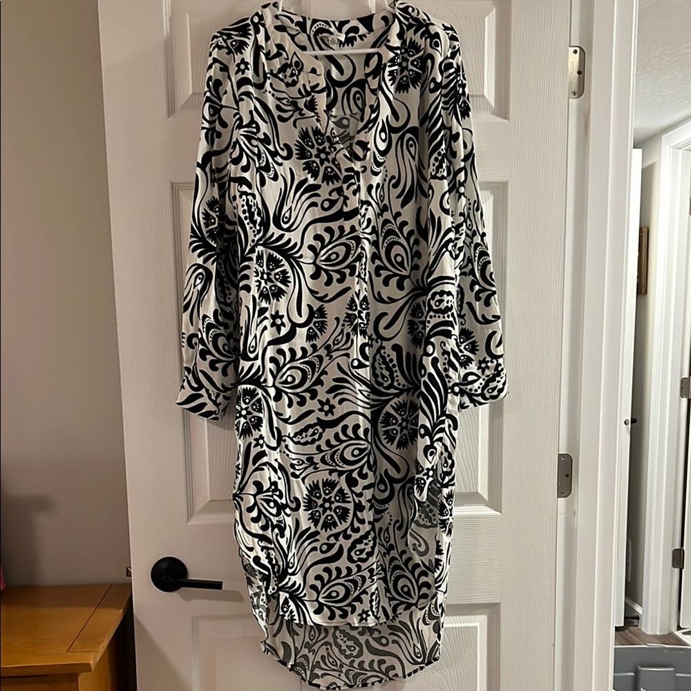 Black & White Printed Women’s Dress Swim coverup. NWOT